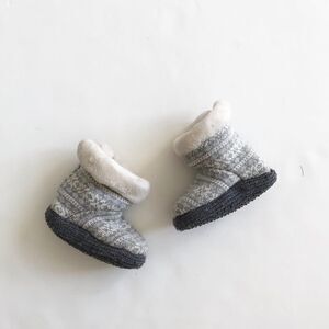 Lined soft and warm booties EUC no tag fit like 3